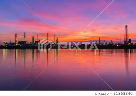 Oil refinery along the river at Dusk (Bangkok, Tha Oil refinery along the river at Dusk (Bangkok, Tha 21868840
