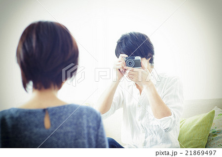 フィルムカメラで写真を撮るカップル レトロ調加工の写真素材