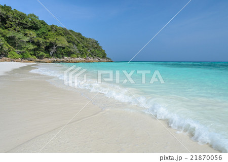 Idyllic white sand beach  21870056