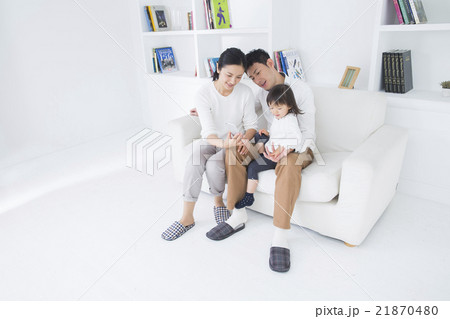 ライフスタイル　ソファでスマホを操作する家族3人 21870480
