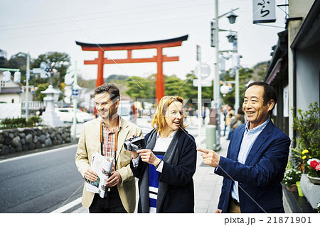 記念撮影する外国人旅行客 21871901