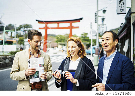 鎌倉を観光する外国人旅行客の写真素材