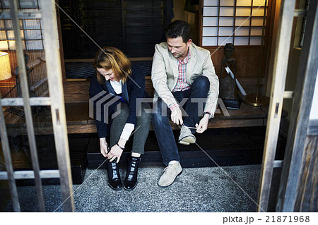 玄関で靴を履く外国人の写真素材