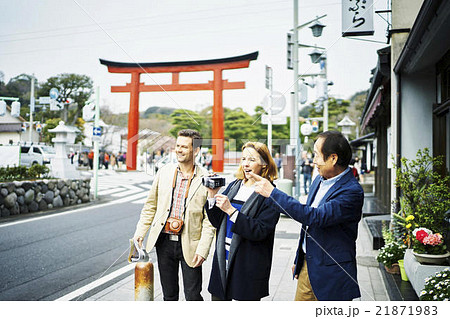 記念撮影する外国人旅行客 21871983