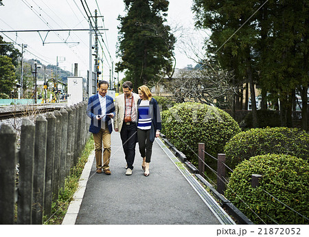外国人旅行客を案内するガイド 21872052