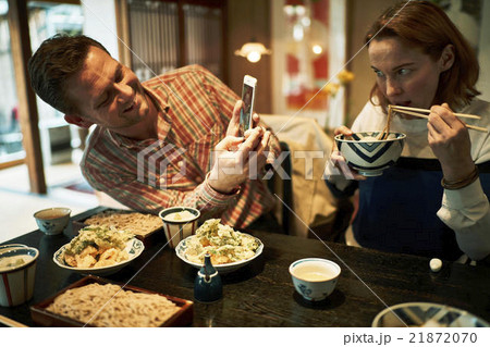 日本食を食べる外国人旅行客 日本食を食べる外国人旅行客 21872070