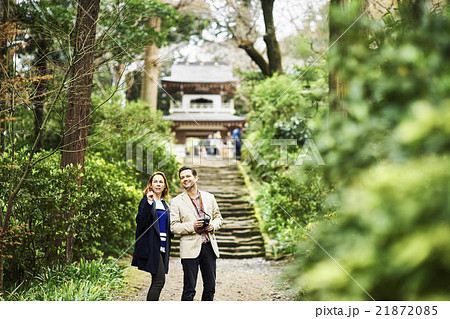 鎌倉を観光する外国人旅行客 鎌倉を観光する外国人旅行客 21872085