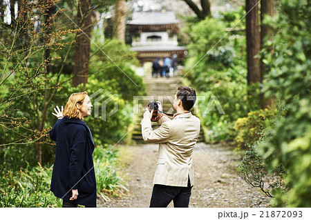 鎌倉を観光する外国人旅行客の写真素材