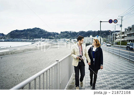 海沿いを歩く外国人旅行客 21872108