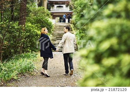 鎌倉を観光する外国人旅行客の写真素材