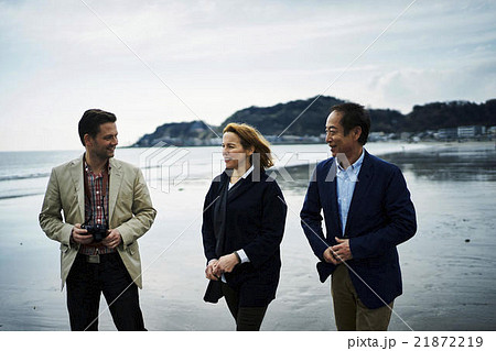 海沿いを歩く外国人旅行客 21872219