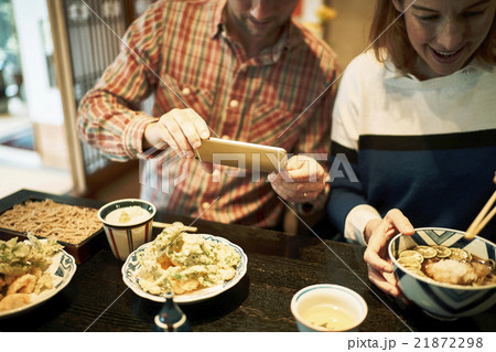 日本食を食べる外国人旅行客 21872298