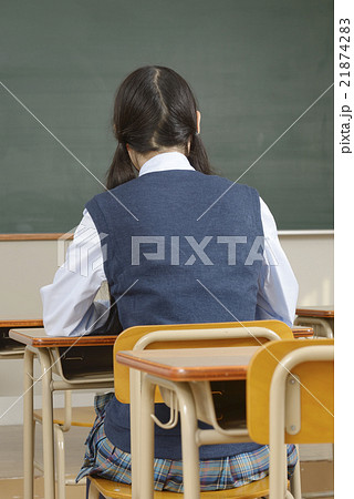 真剣に勉強する女子高校生の後ろ姿の写真素材 真剣に勉強する女子高校生の後ろ姿の写真素材