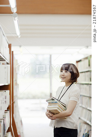 図書館で働く女性 21874567