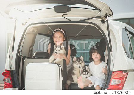 Happy asian children and siberian husky puppies  21876989