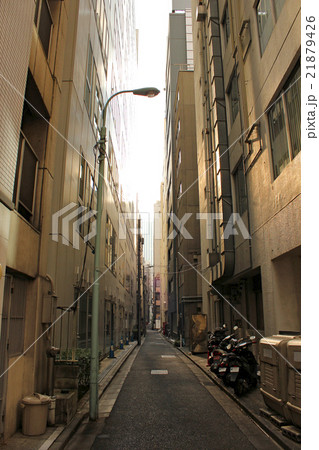 夕暮れ時の薄暗く危険な路地 21879426