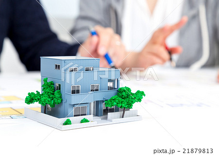 夫婦　二世帯住宅　男性と女性　マイホーム計画　住宅相談　消費増税前駆け込み需要　新婚夫婦 21879813