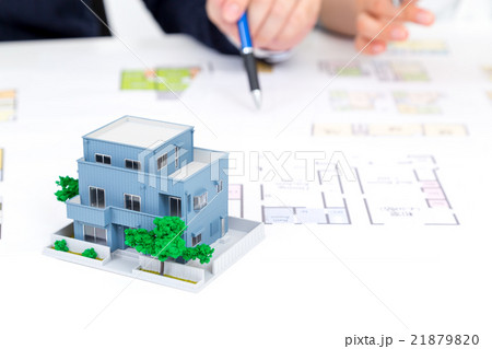 夫婦　二世帯住宅　男性と女性　マイホーム計画　住宅相談　消費増税前駆け込み需要　新婚夫婦 21879820