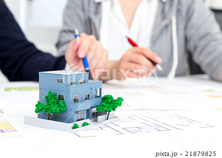 夫婦　二世帯住宅　男性と女性　マイホーム計画　住宅相談　消費増税前駆け込み需要　新婚夫婦 21879825