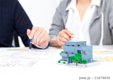 夫婦 二世帯住宅 男性と女性 マイホーム計画 住宅相談 消費増税前駆け込み需要 新婚夫婦 夫婦 二世帯住宅 男性と女性 マイホーム計画 住宅相談 消費増税前駆け込み需要 新婚夫婦 21879830