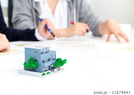 夫婦　二世帯住宅　男性と女性　マイホーム計画　住宅相談　消費増税前駆け込み需要　新婚夫婦 21879841