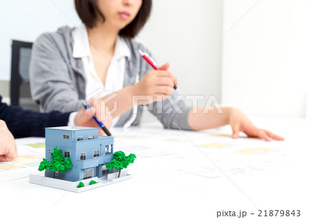 夫婦 二世帯住宅 男性と女性 マイホーム計画 住宅相談 消費増税前駆け込み需要 新婚夫婦 夫婦 二世帯住宅 男性と女性 マイホーム計画 住宅相談 消費増税前駆け込み需要 新婚夫婦 21879843