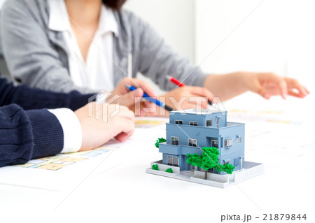 夫婦　二世帯住宅　男性と女性　マイホーム計画　住宅相談　消費増税前駆け込み需要　新婚夫婦 21879844
