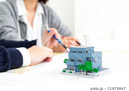 夫婦　二世帯住宅　男性と女性　マイホーム計画　住宅相談　消費増税前駆け込み需要　新婚夫婦 21879847
