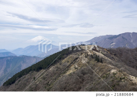 丹沢表尾根 富士山と烏尾山荘 丹沢表尾根 富士山と烏尾山荘 21880684