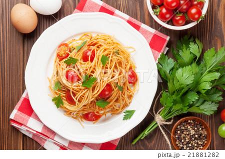 Spaghetti pasta with tomatoes and parsley Spaghetti pasta with tomatoes and parsley 21881282