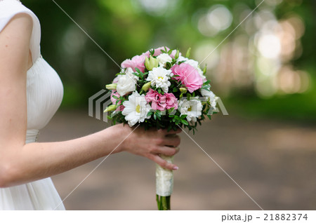 Beautiful bride with bouquet of flowers Beautiful bride with bouquet of flowers 21882374