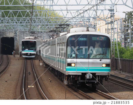 離合する東京メトロ南北線と埼玉高速鉄道線電車の写真素材