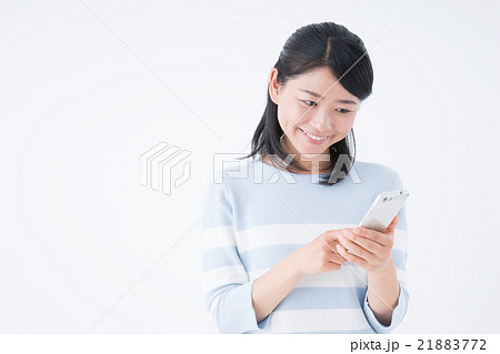 若い女性（スマートフォン） 21883772