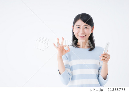 若い女性（スマートフォン、OKサイン） 21883773