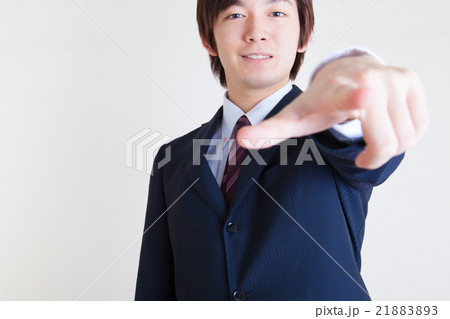 指を指しているビジネス男性 21883893