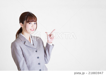 指差しするスーツ姿の若い女性　コピースペース 21883947