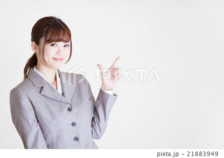 指差しするスーツ姿の若い女性 コピースペース 指差しするスーツ姿の若い女性 コピースペース 21883949