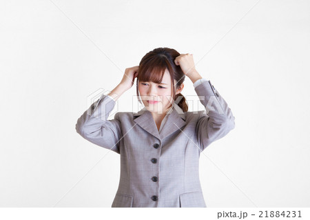 頭を抱えて悩む女性社員 頭を抱えて悩む女性社員 21884231