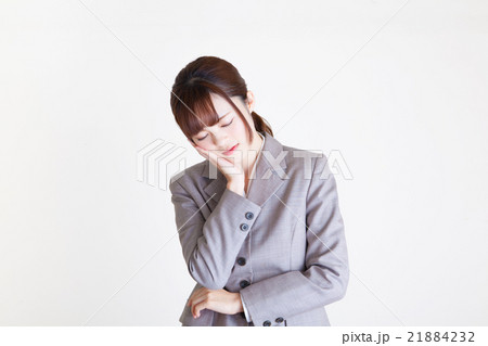 考えこむ女性社員 考えこむ女性社員 21884232