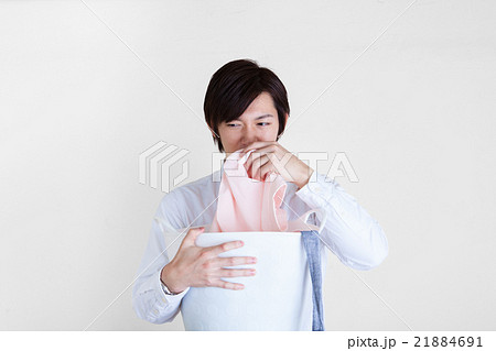洗濯物のニオイを気にする若い男性 21884691