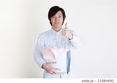 いいね！して家事をする若い男性 21884692