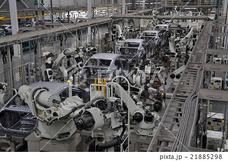 産業用ロボットが並ぶ自動車工場の溶接ライン 21885298