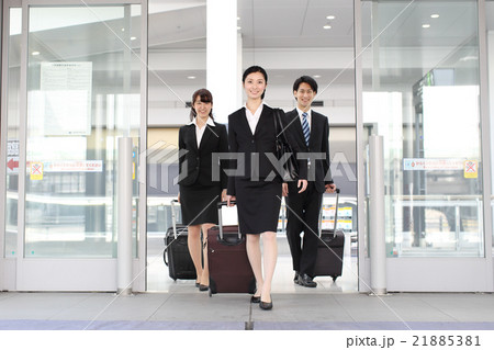 出発する若いビジネスマン 21885381