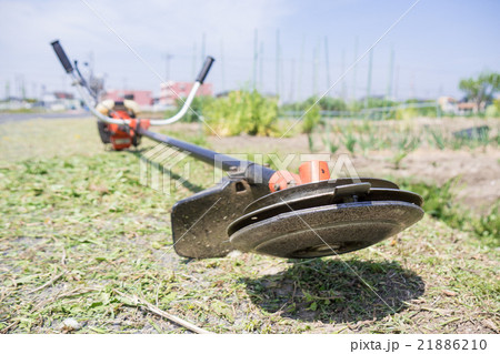 農作業　草刈り作業イメージ　草刈機 21886210