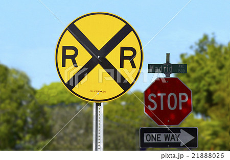 踏切 Rr 道路標識 ストップサイン 一方通行の写真素材