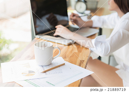 business woman using a laptop computer  21889719