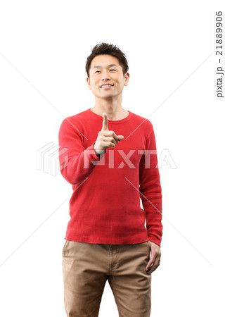 カジュアルシャツを着て立っている30代男性の白バックイメージ カジュアルシャツを着て立っている30代男性の白バックイメージ 21889906