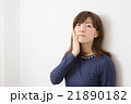 肌を触る20代女性 21890182
