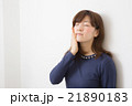 肌を触る20代女性 21890183