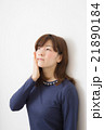 肌を触る20代女性 21890184